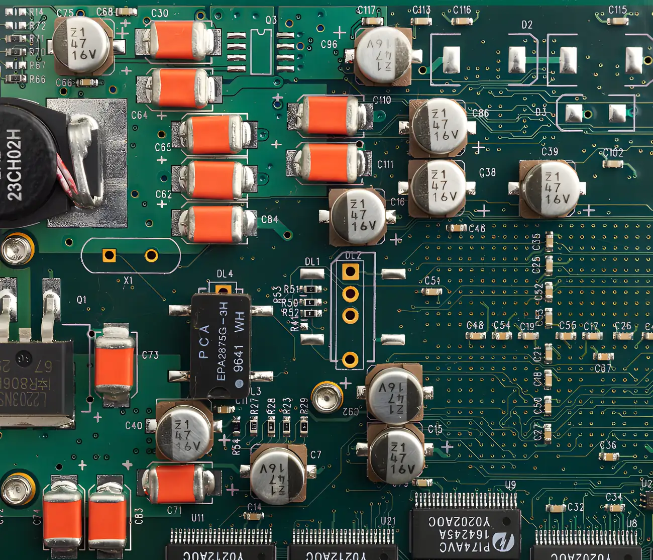 Elektronikos plokštė su kondensatoriais ir ritėmis