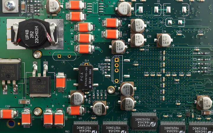 Elektronikos plokštė su kondensatoriais iš arti